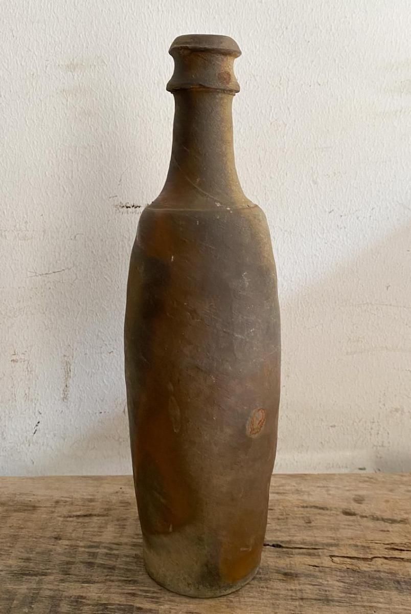 フランス製アンティーク陶器ボトルの存在感